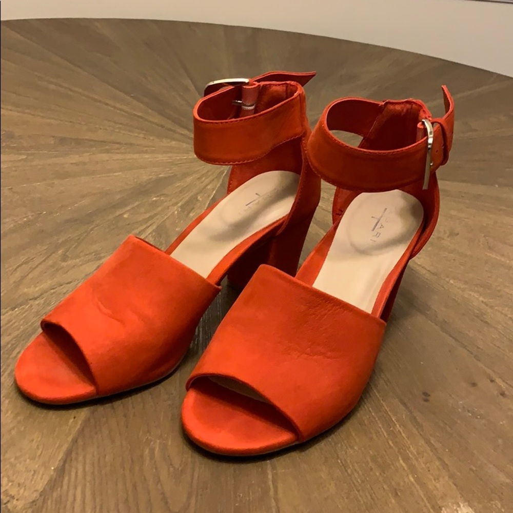 TAHARI Penelope Sandal